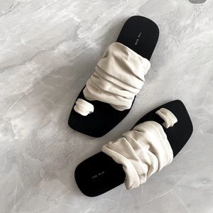 The Row Drape slides in leather size 38